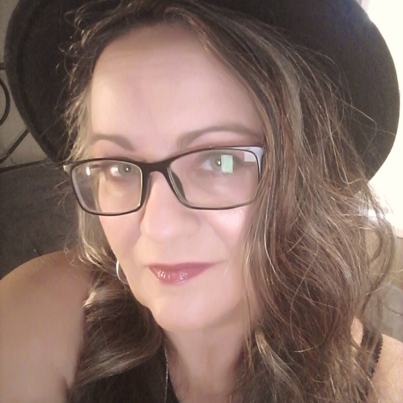 Meet your Posher, Kelly - Picture 1 of 2